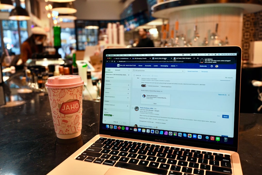 LinkedIn Bio Links: How Freelancers Funnel Clients Globally